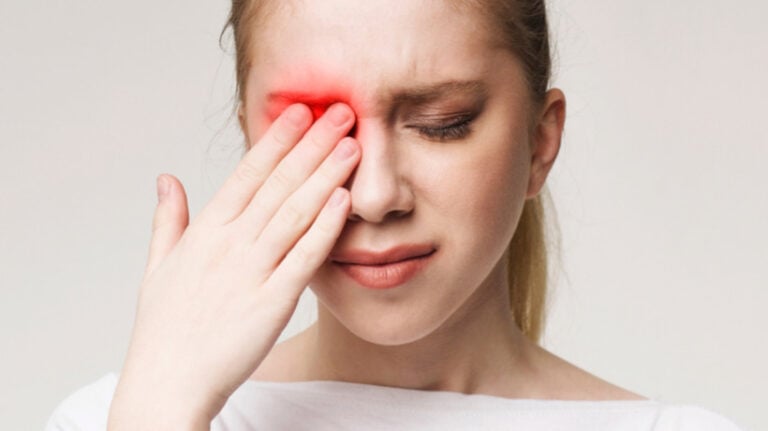 5 Weird Eye Symptoms And When To Worry - WomenWorking